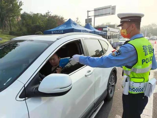 新密交警放弃国庆假期休息 全员上岗确保交通安全休闲区蓝鸢梦想 - Www.slyday.coM