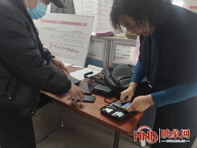 男子坐出租车丢包 司机原地等半小时未果求助媒体休闲区蓝鸢梦想 - Www.slyday.coM