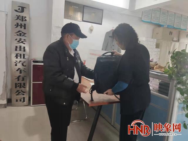 男子坐出租车丢包 司机原地等半小时未果求助媒体休闲区蓝鸢梦想 - Www.slyday.coM