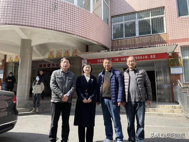 平江县副县长朱远到岳阳县一中考察交流