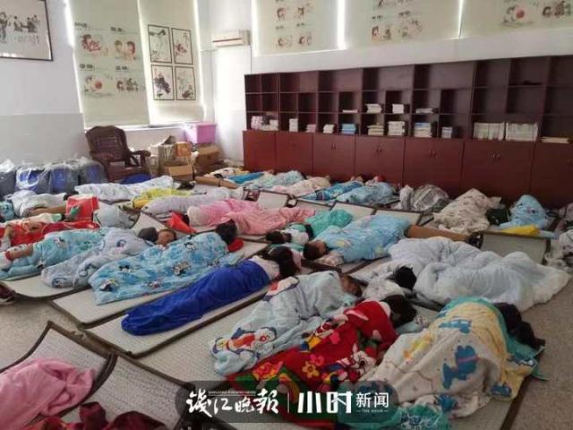 躺赢！衢州这所乡村小学，全体学生带着装备在教室打地铺午休休闲区蓝鸢梦想 - Www.slyday.coM