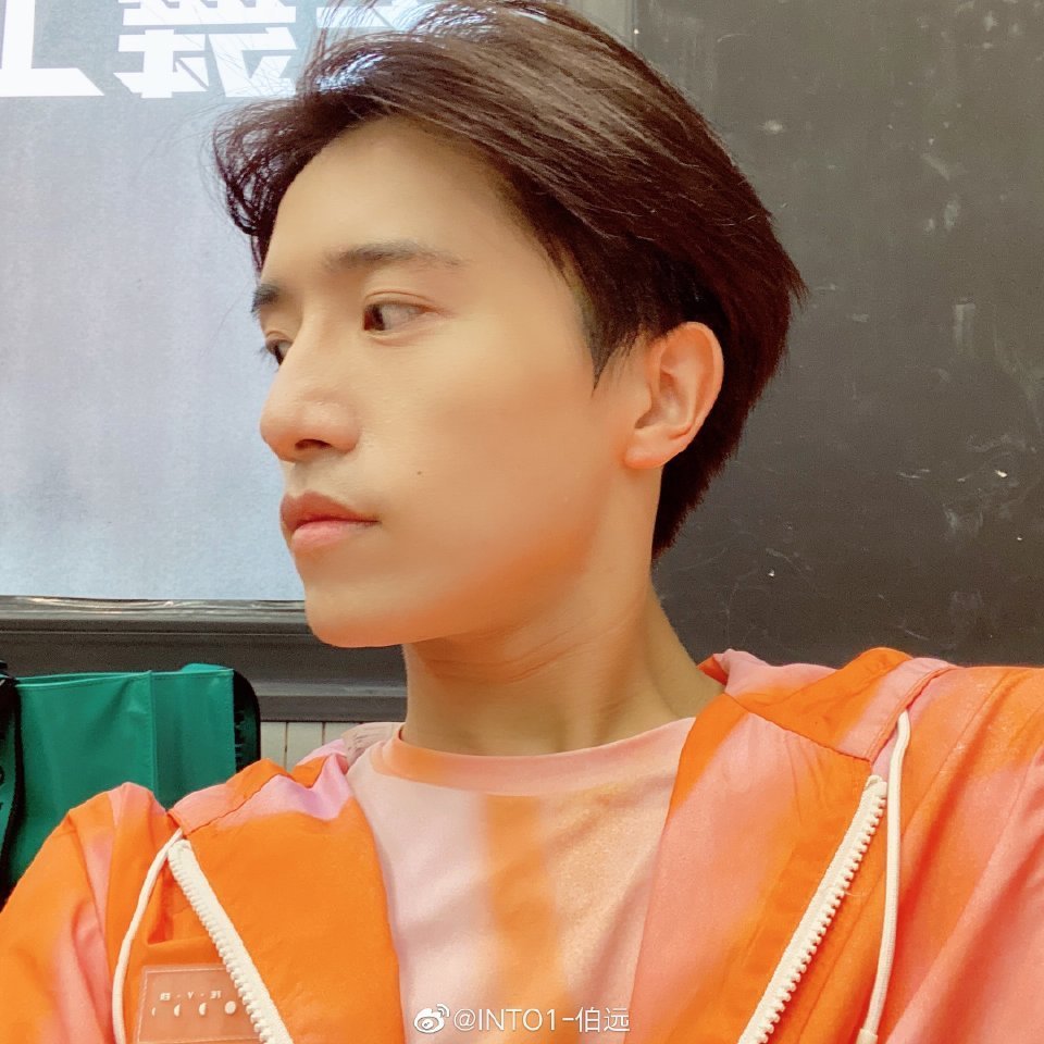 伯远更新微博晒对镜自拍