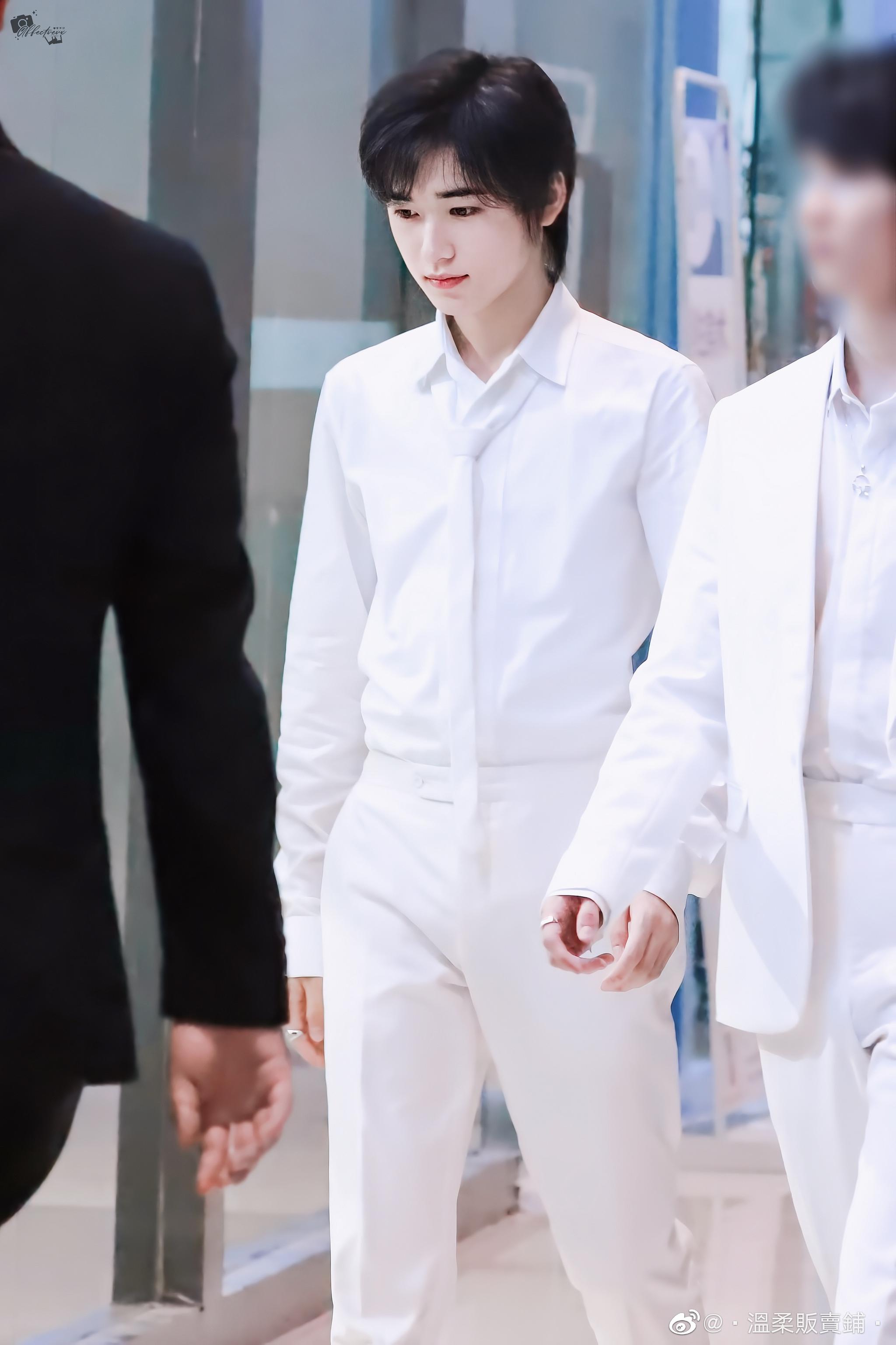 宋亚轩上班图饭拍一身白衣的小宋老师抬头往人群中看一眼就不知道有