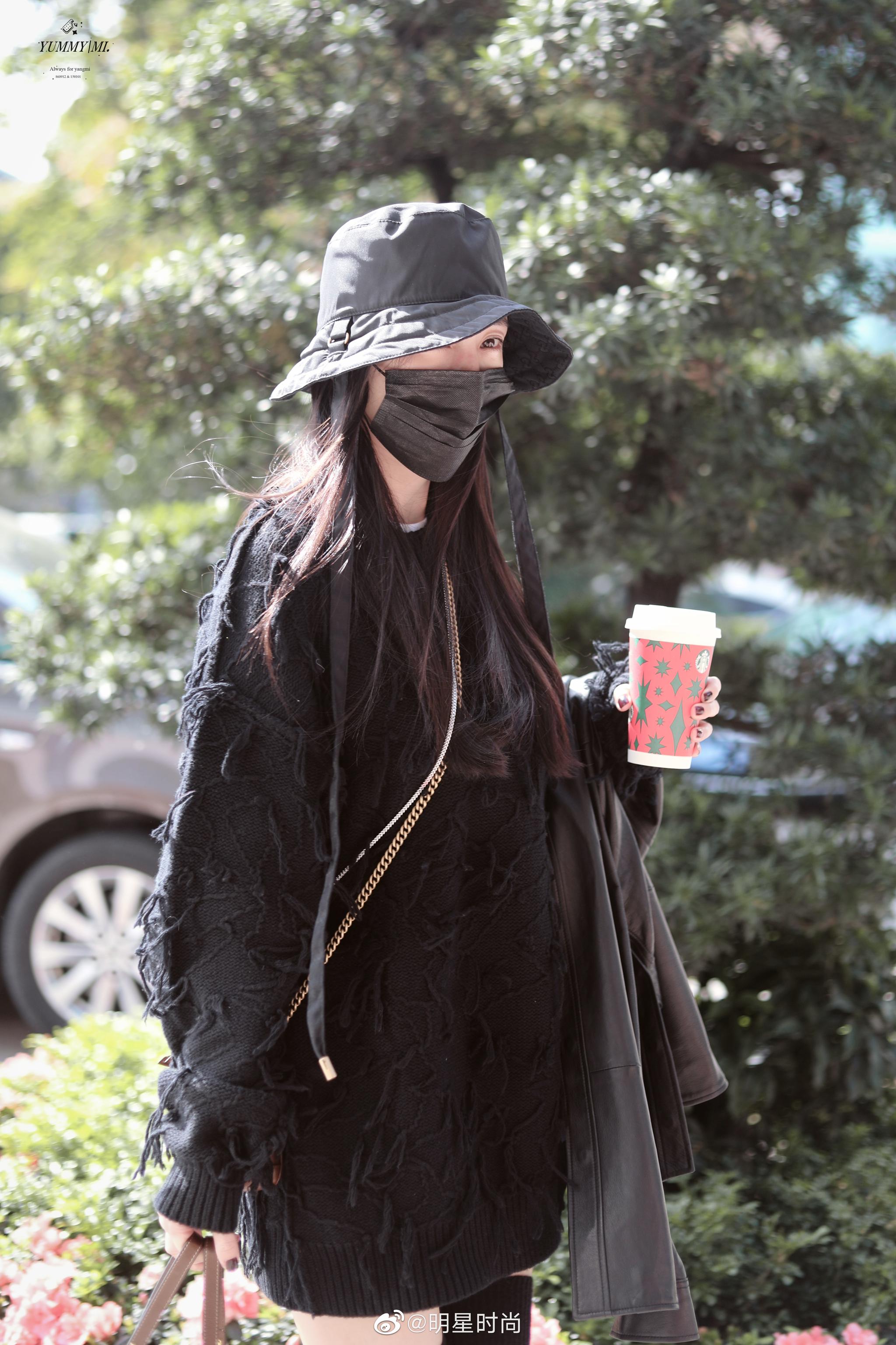 杨幂今日份的私服照,黑色毛衣搭配短裤长筒袜完美展现身材比例