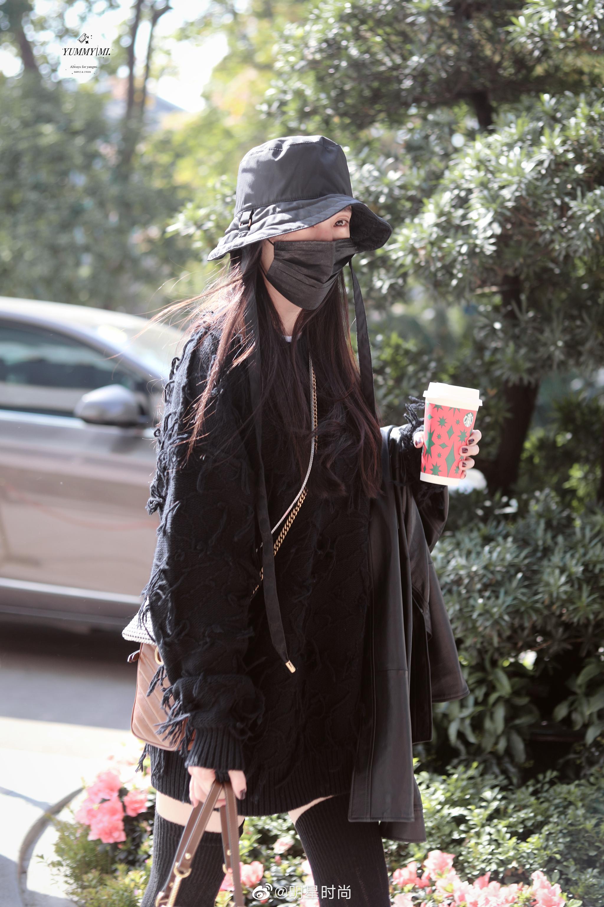杨幂今日份的私服照,黑色毛衣搭配短裤长筒袜完美展现身材比例