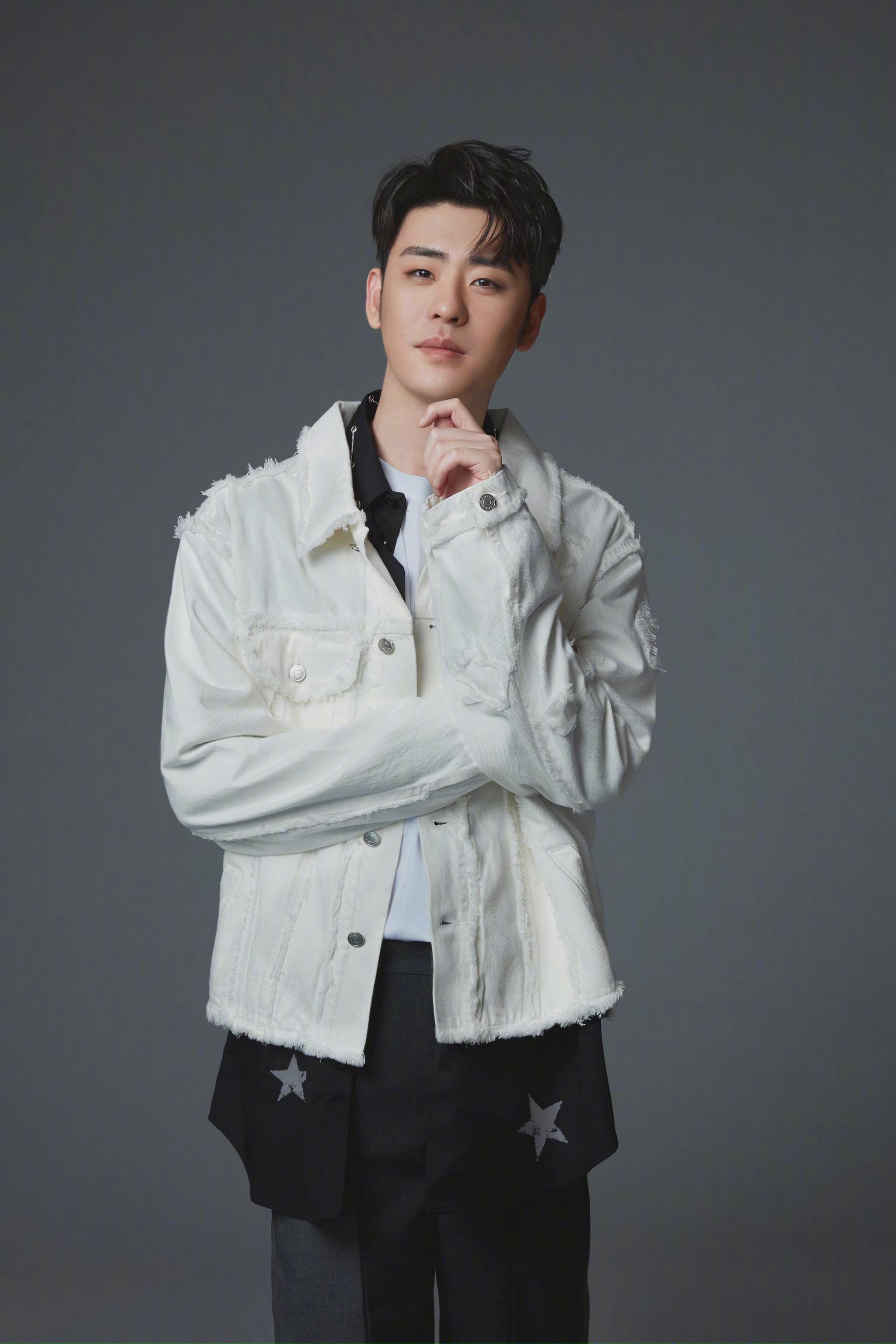 是我们的相声演员辫儿哥哥,也是我们的歌手张云雷～ 生日快乐