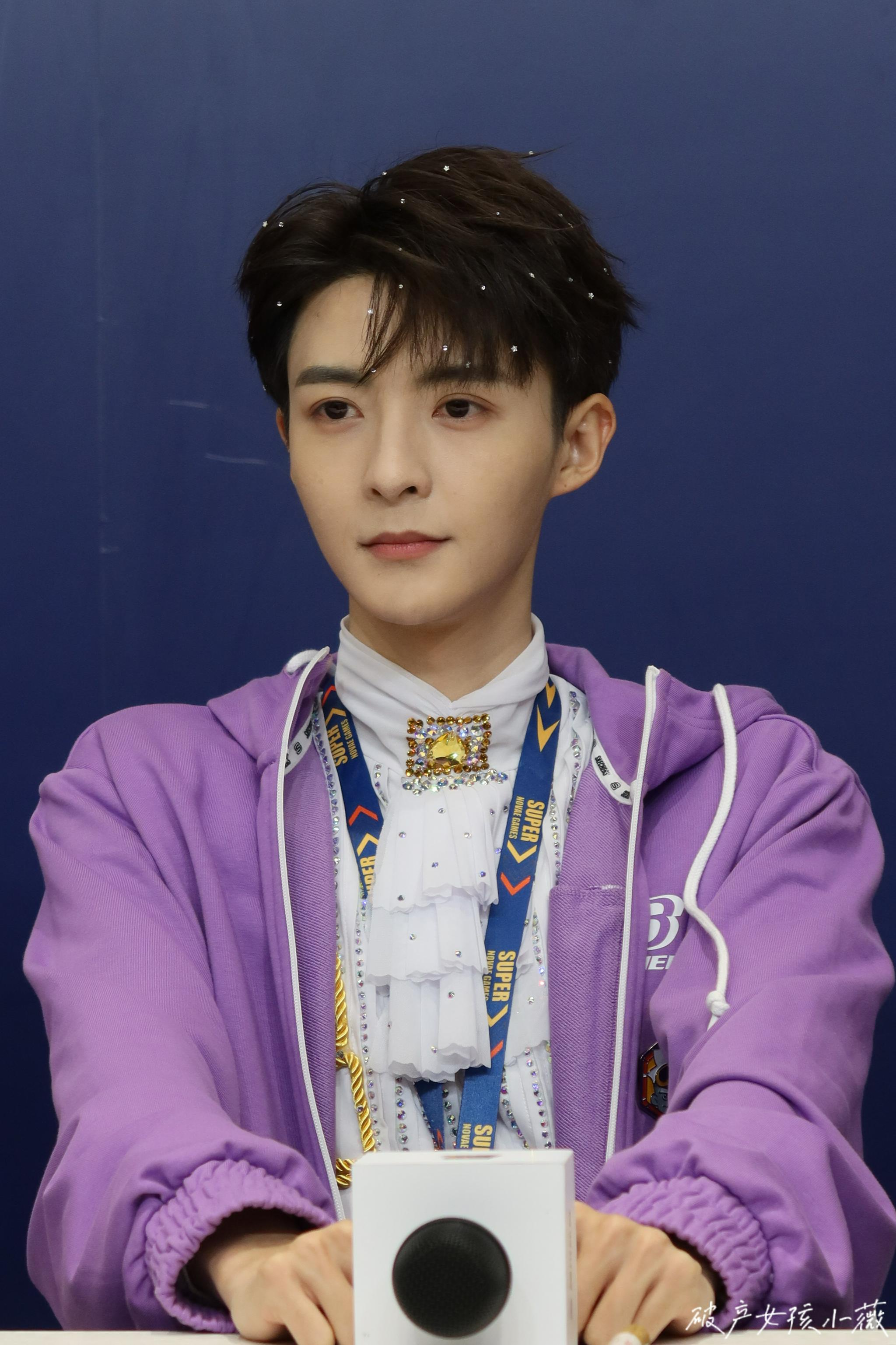 管栎采访间生图 头发上的亮晶晶真好看呀