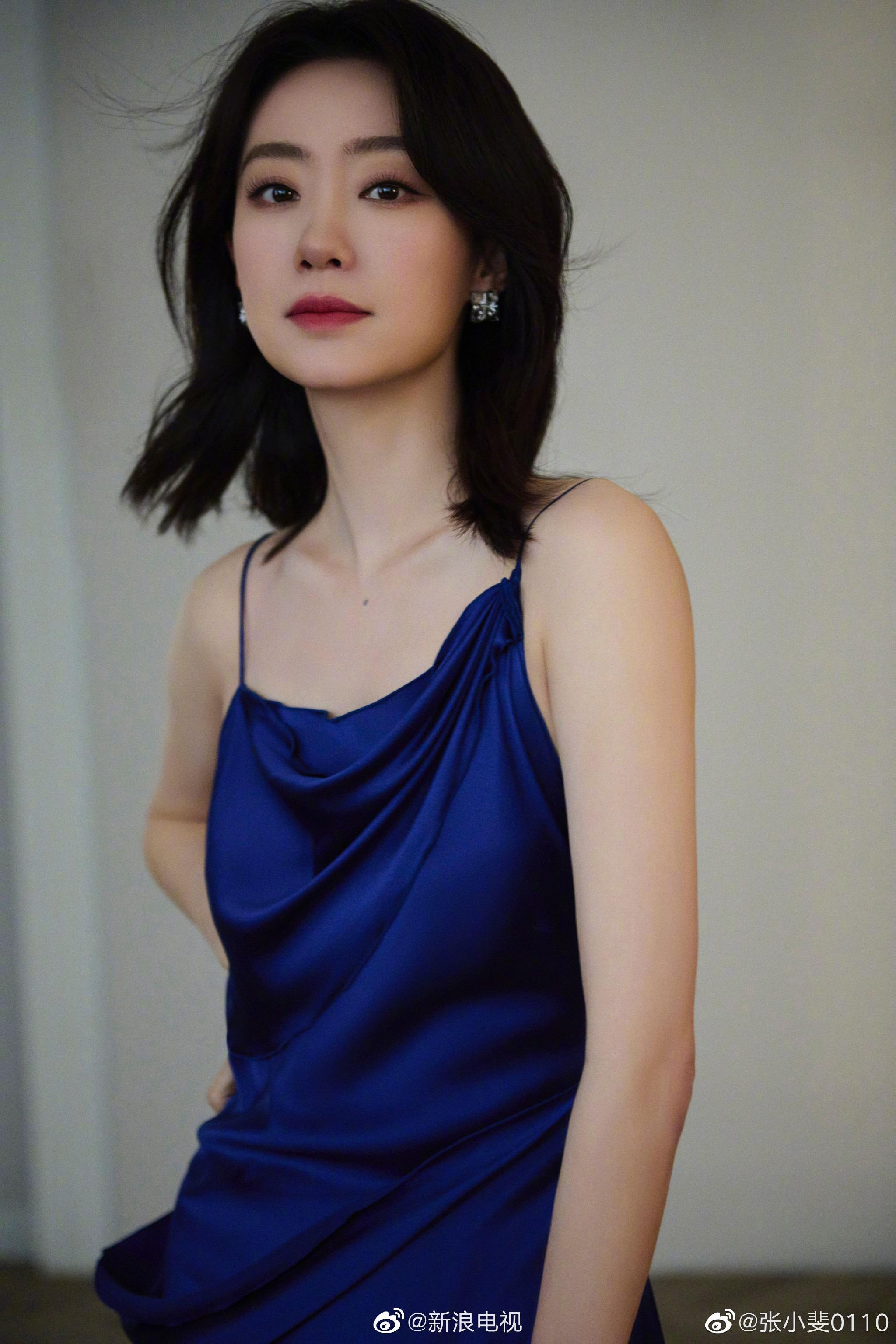 美图洗眼时间到，@张小斐0110 白裙端庄纯真，蓝裙浪漫神秘……|张小斐_新浪新闻