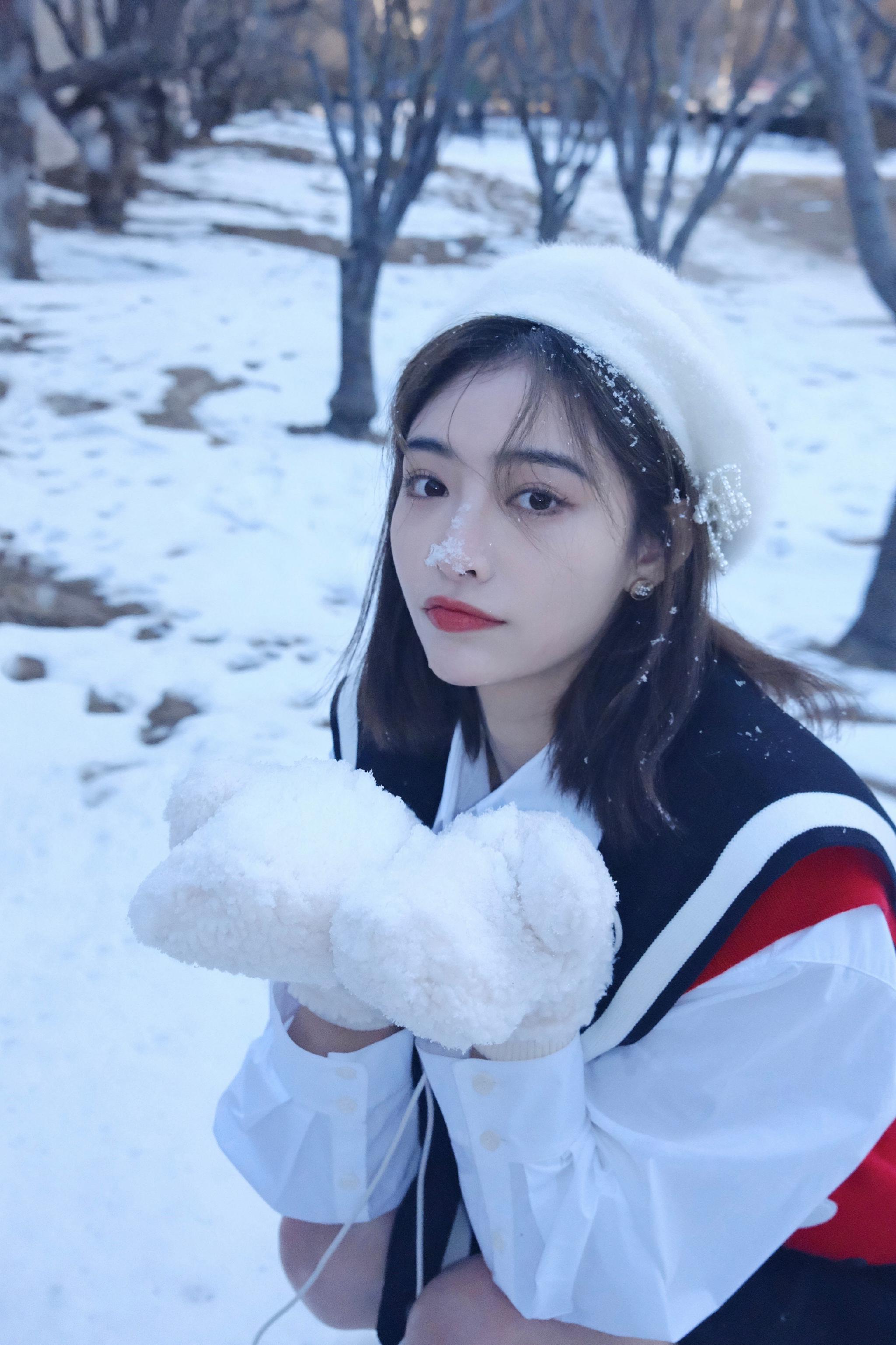 许佳琪雪景写真大片 白色贝雷帽水手服的kiki 好奶好乖!