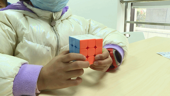 俨然一个个小小魔方选手学要领,动脑筋手持魔方跟着老师只见孩子们有