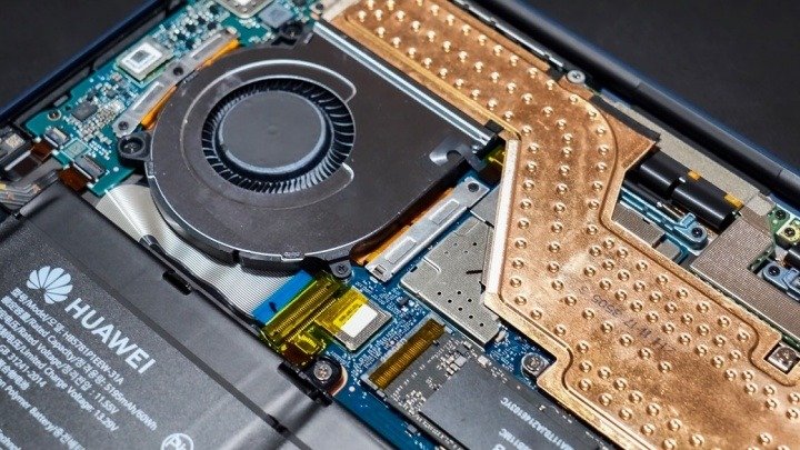 输出功耗依然可以达到30瓦,这要归功于新升级的华为鲨鱼鳍散热系统