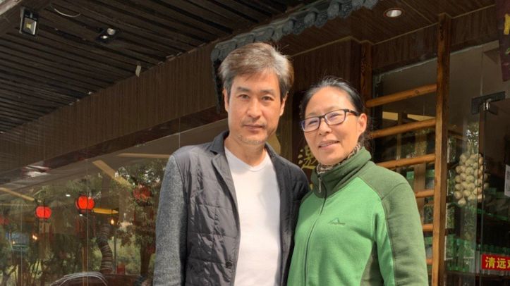 而他的妻子曾经也是八九十年代的影视红星茅海童,和陈锐结婚之后,便