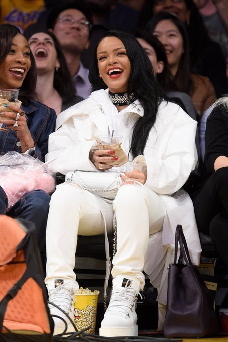 一条美丽的风景线,蕾哈娜的nba场边造型