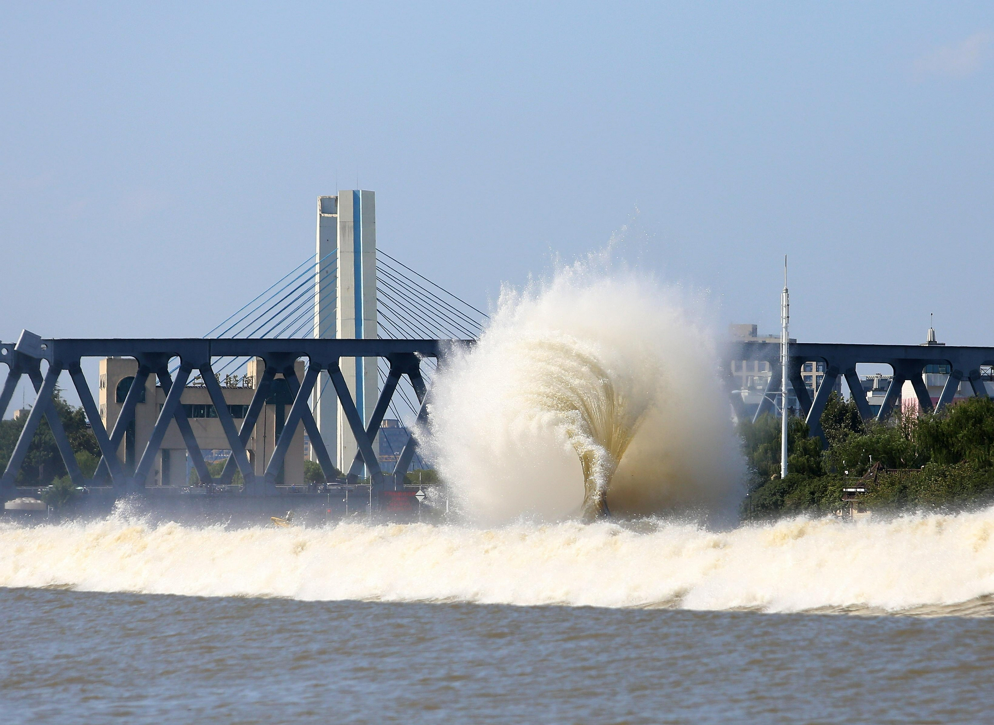 杭州钱塘江大潮迎来最佳观赏期