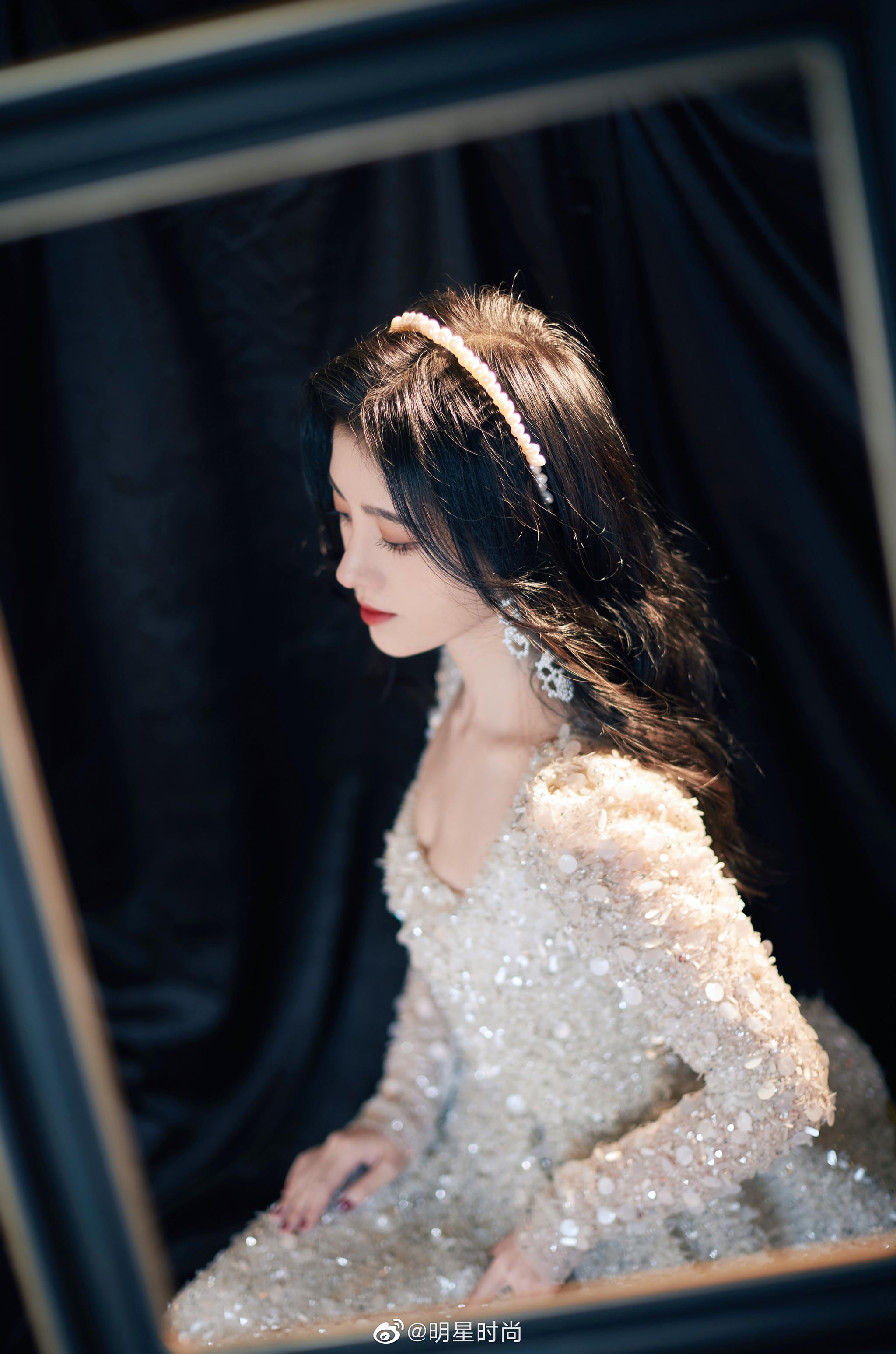 鞠婧祎身着一袭白色亮片方领连衣裙亮相红毯