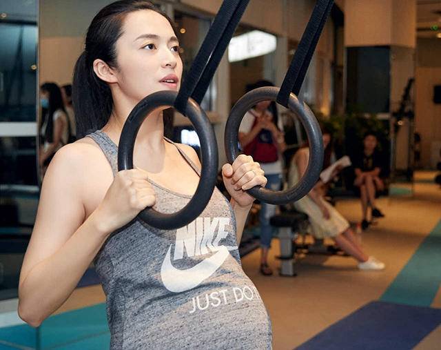 运动达人怀孕后有多强?刘璇挺孕肚倒立,普通人表示:真来不了