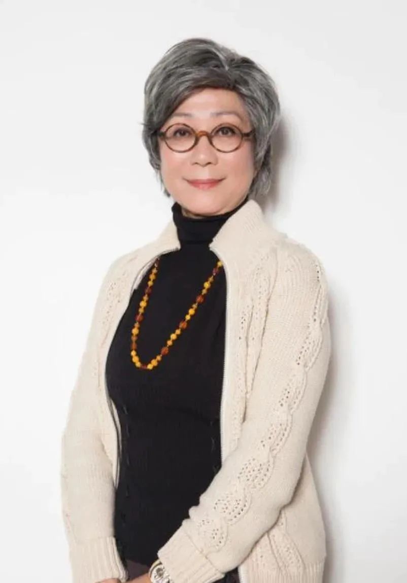 "梅超风"近照,74岁精神矍铄身体硬朗,穿着时尚看上去像50岁|黄文慧