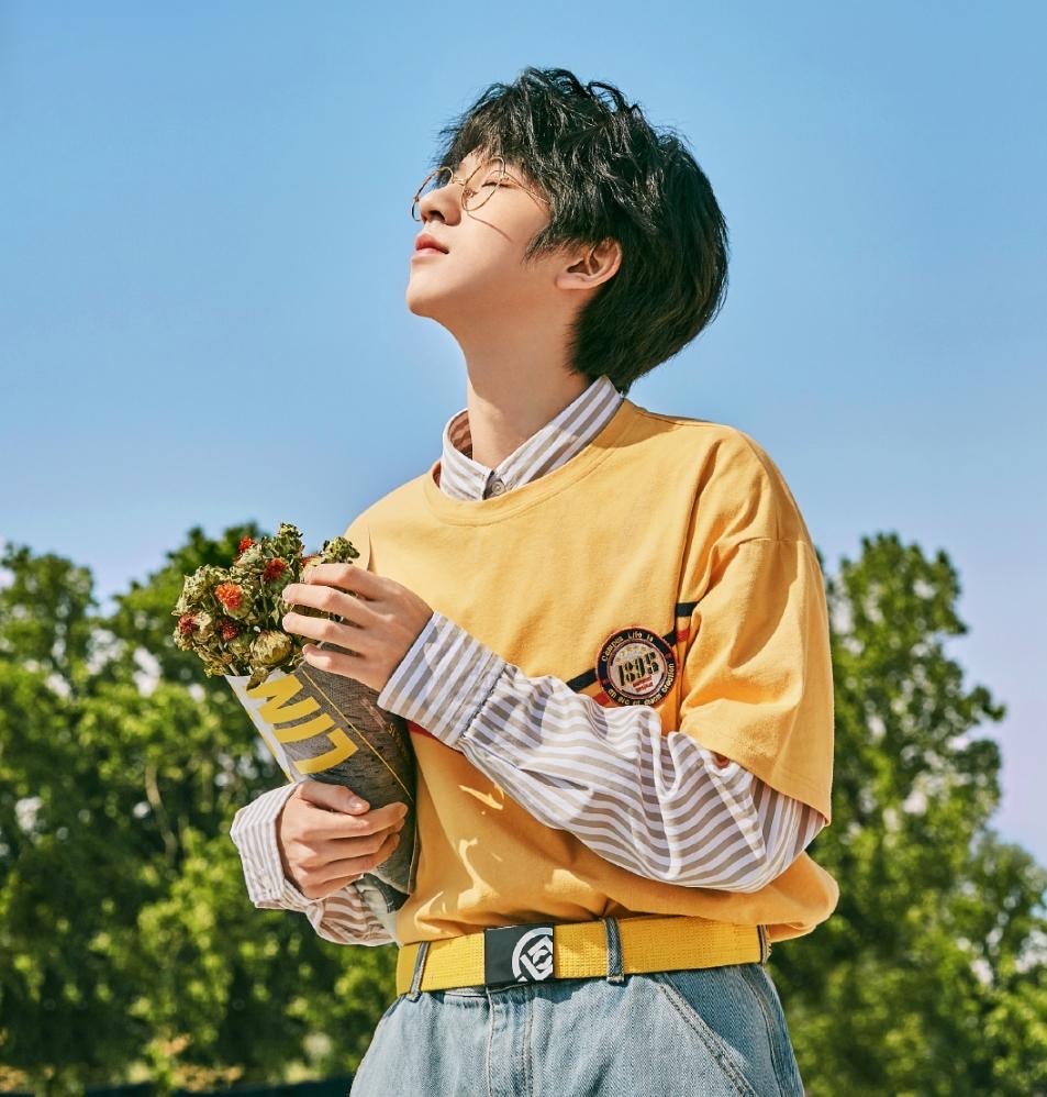 眼镜帅哥必须要有贺峻霖的位置,宝贝眼镜半永久吧