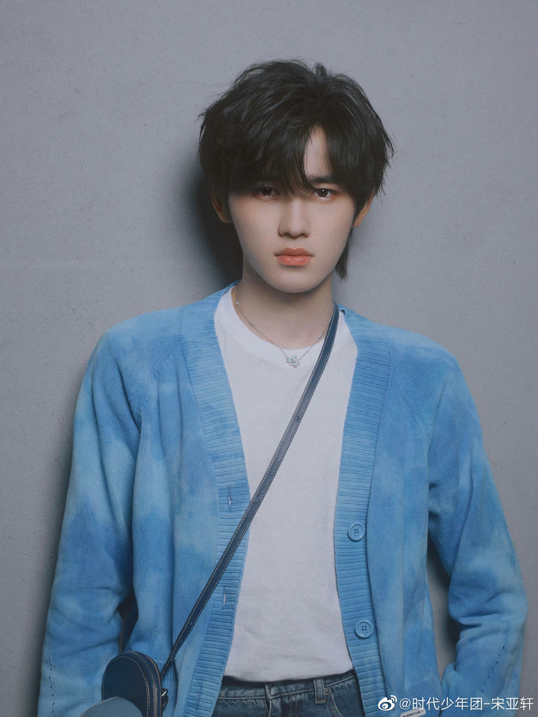 宋亚轩斜挎包好可爱!