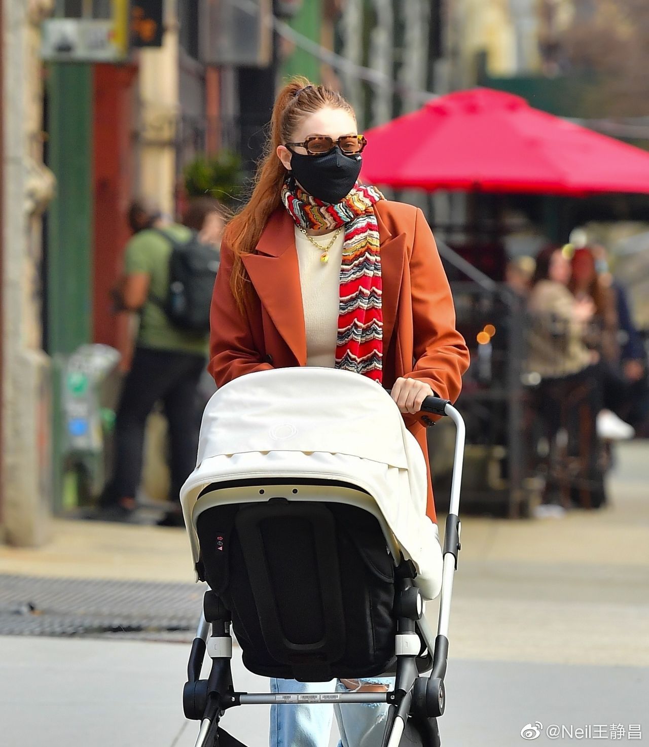 gigi hadid 和 zayn malik两口子一起出街遛娃