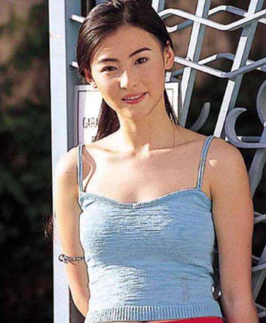 神颜张柏芝曾胖到120斤!穿宽松短袖也藏不住麒麟臂,脸依旧精致