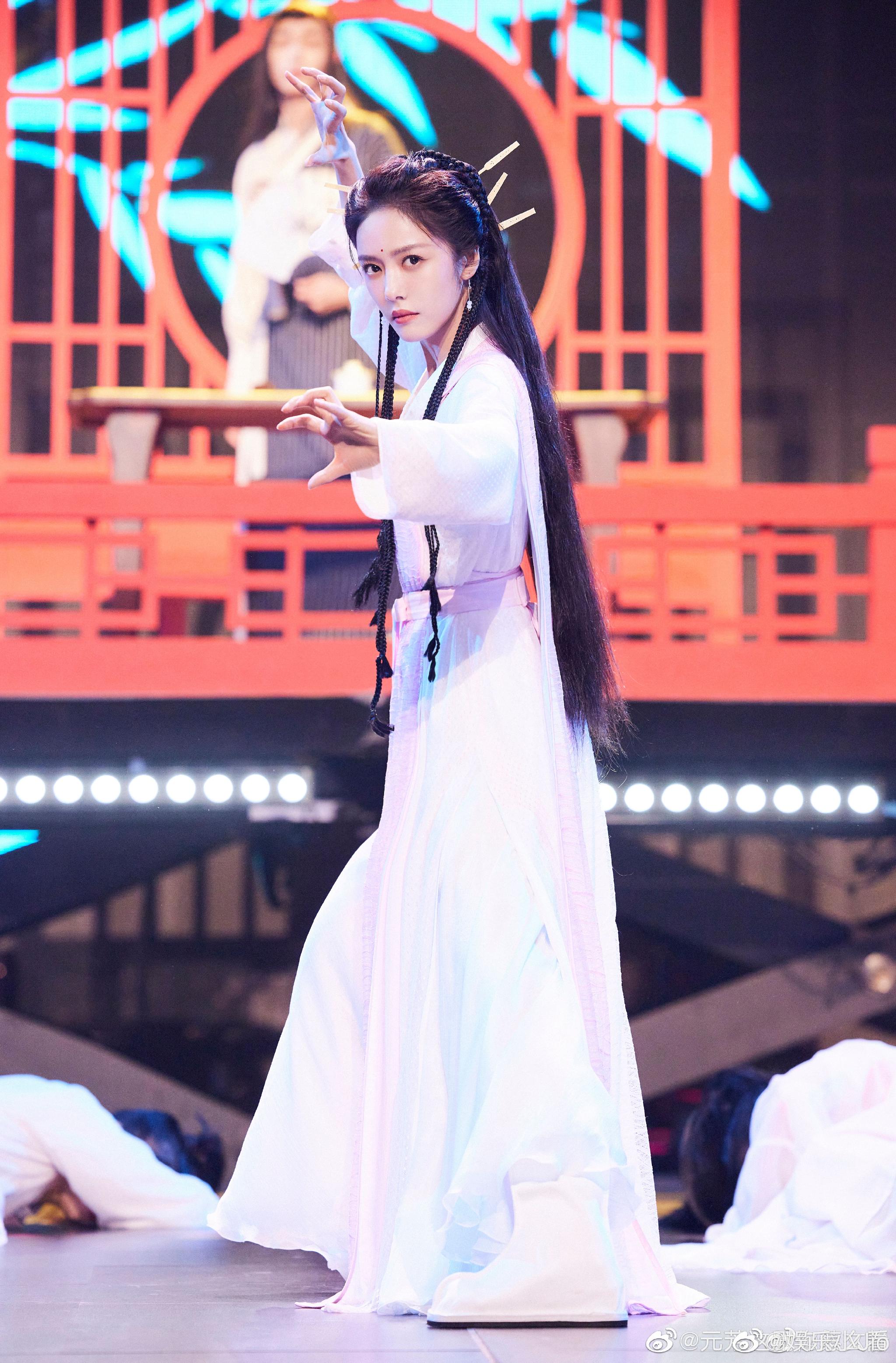 你好星期六蔡文静cos的周芷若扮相上百分百还原