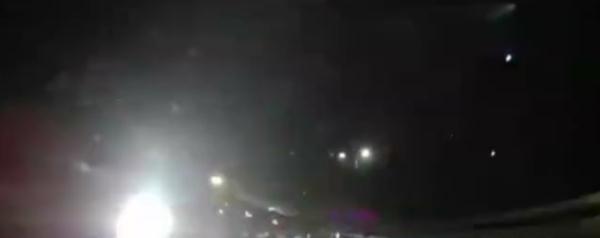 路遇交警查酒驾，司机闯卡后撞上执勤警车……休闲区蓝鸢梦想 - Www.slyday.coM