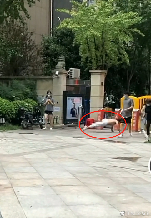 武汉一男子趴在地上学狗叫咬伤两人，警方：已送往精神病医院休闲区蓝鸢梦想 - Www.slyday.coM