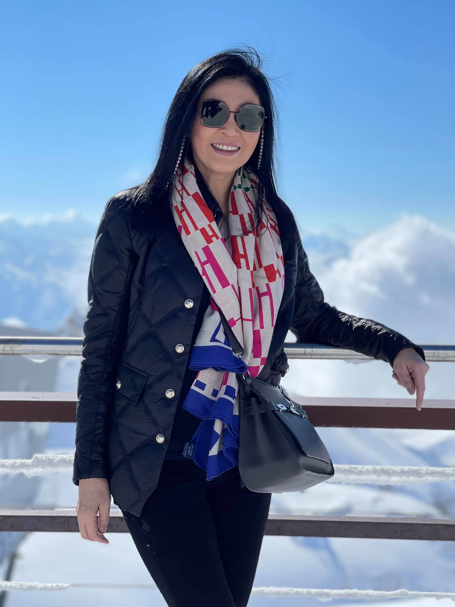 泰国前总理英拉和他信再次现身,在瑞士的雪山游玩,非常开心