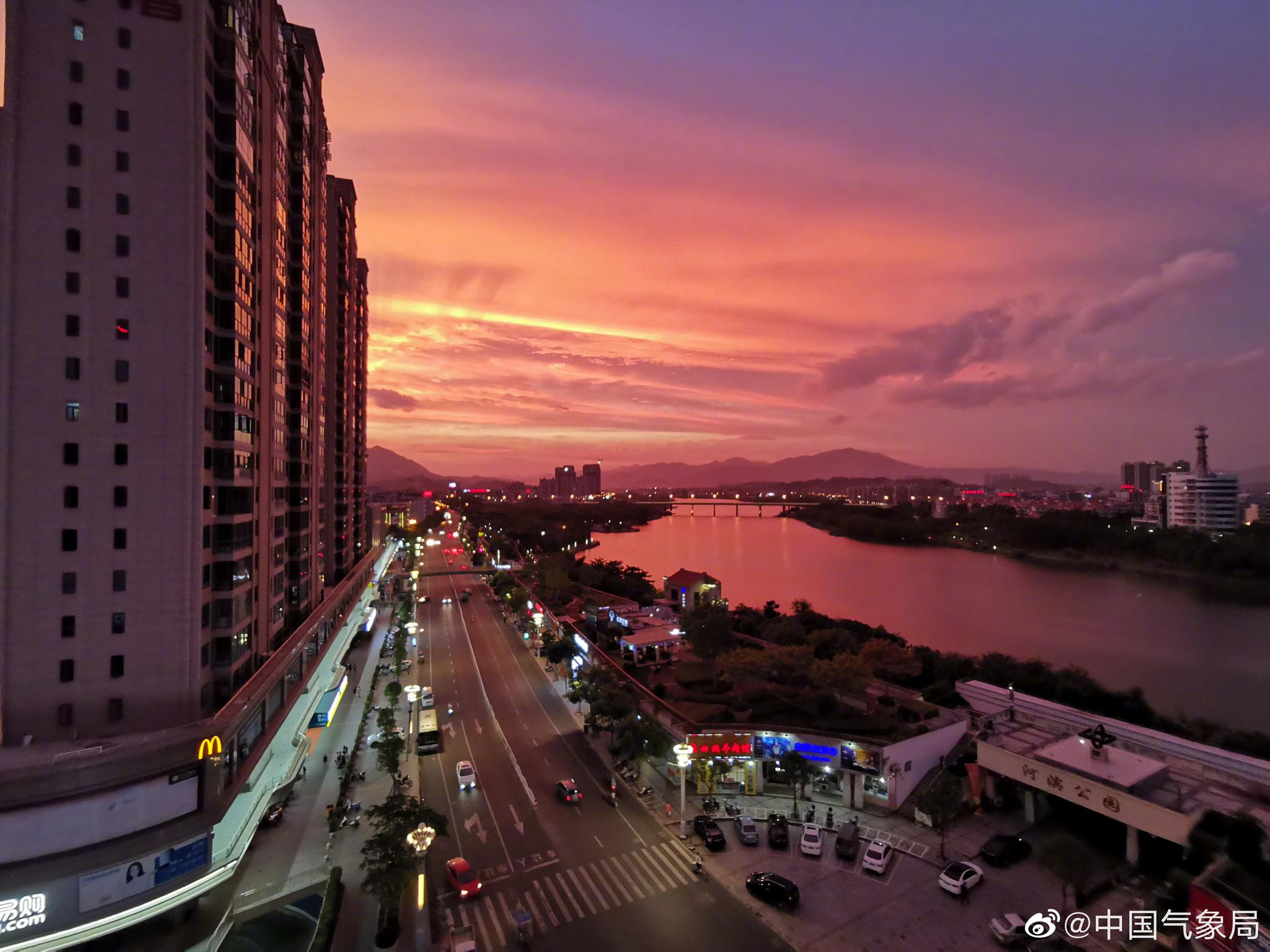 中午的福建南安迎来高温热浪,傍晚晚霞来应景
