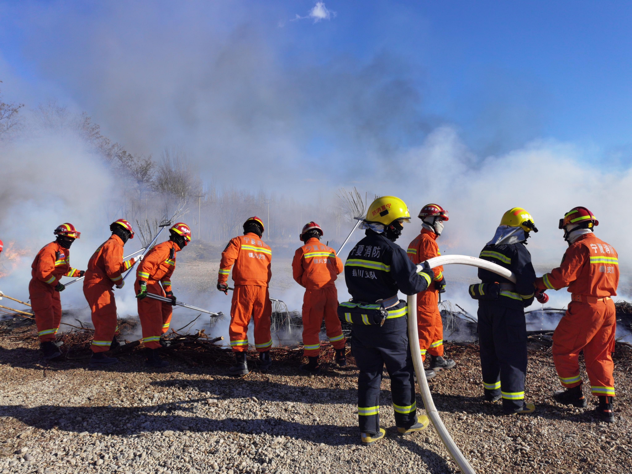 本次演练共出动民兵,消防队员和专兼职扑火队员150余人,对火灾扑救