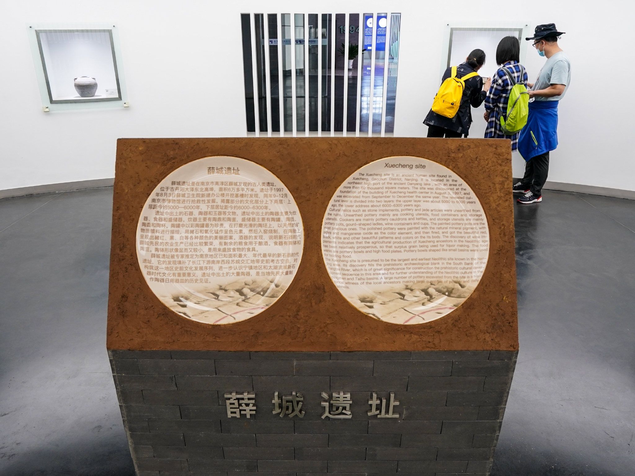 游客在南京高淳陶瓷博物馆内参观游览( 5月12日摄).