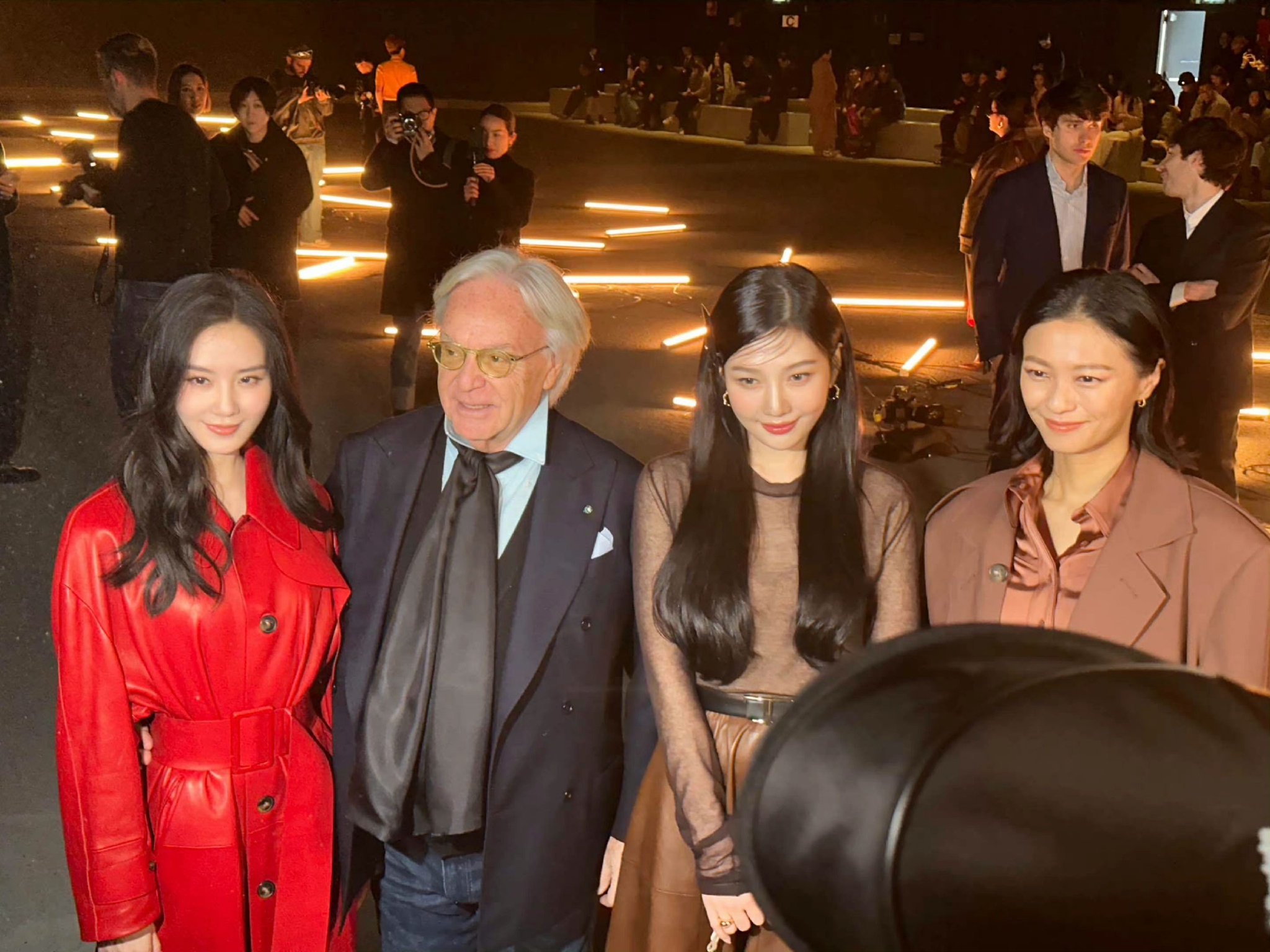 出席tods 2023 秋冬系列发布秀的刘诗诗和肖战……__财经头条