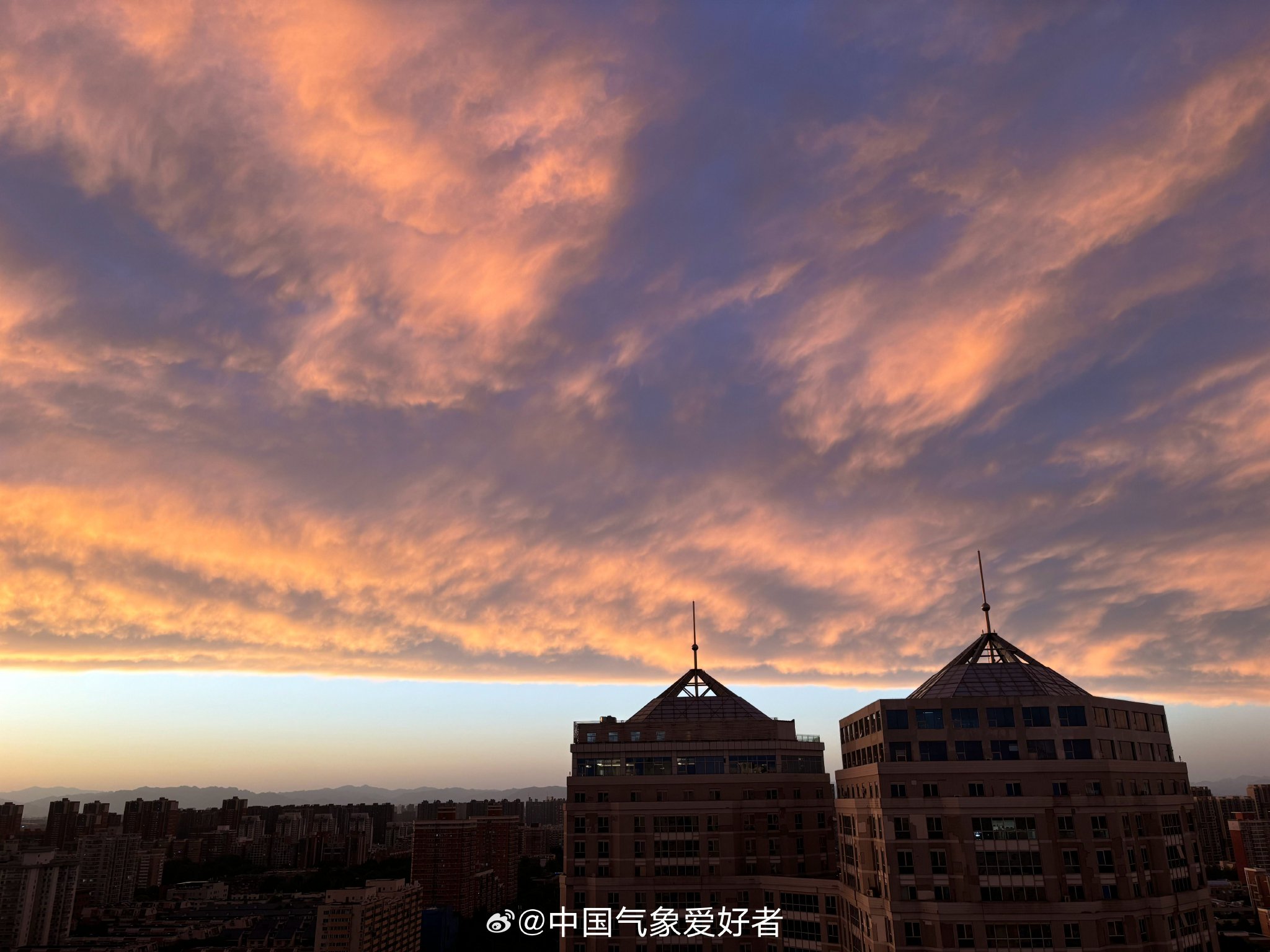 绝美火烧云晚霞，北京的小伙伴今天下班时有没有被夕阳震撼到呢？|北京市_新浪新闻
