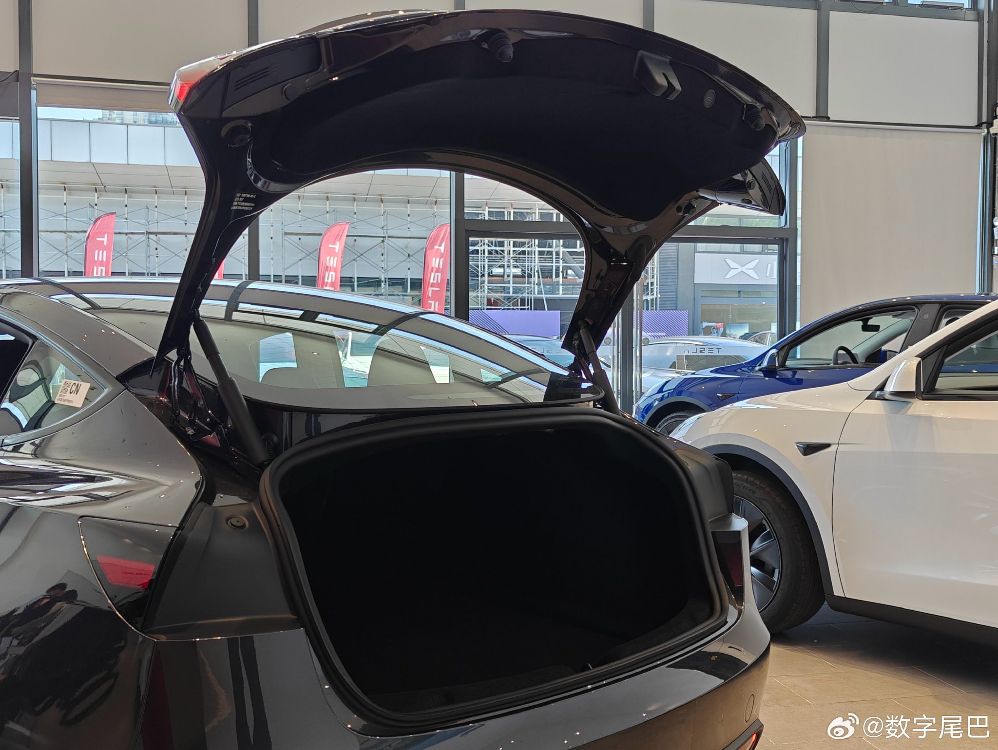 今天特斯拉 model 3 焕新版有试驾车了,特地过去体验了一下