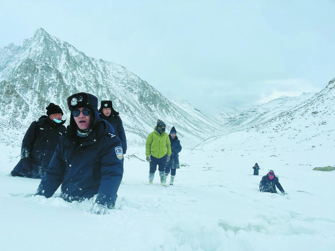 狂风暴雪中26小时生死大营救休闲区蓝鸢梦想 - Www.slyday.coM 狂风暴雪中26小时生死大营救休闲区蓝鸢梦想 - Www.slyday.coM