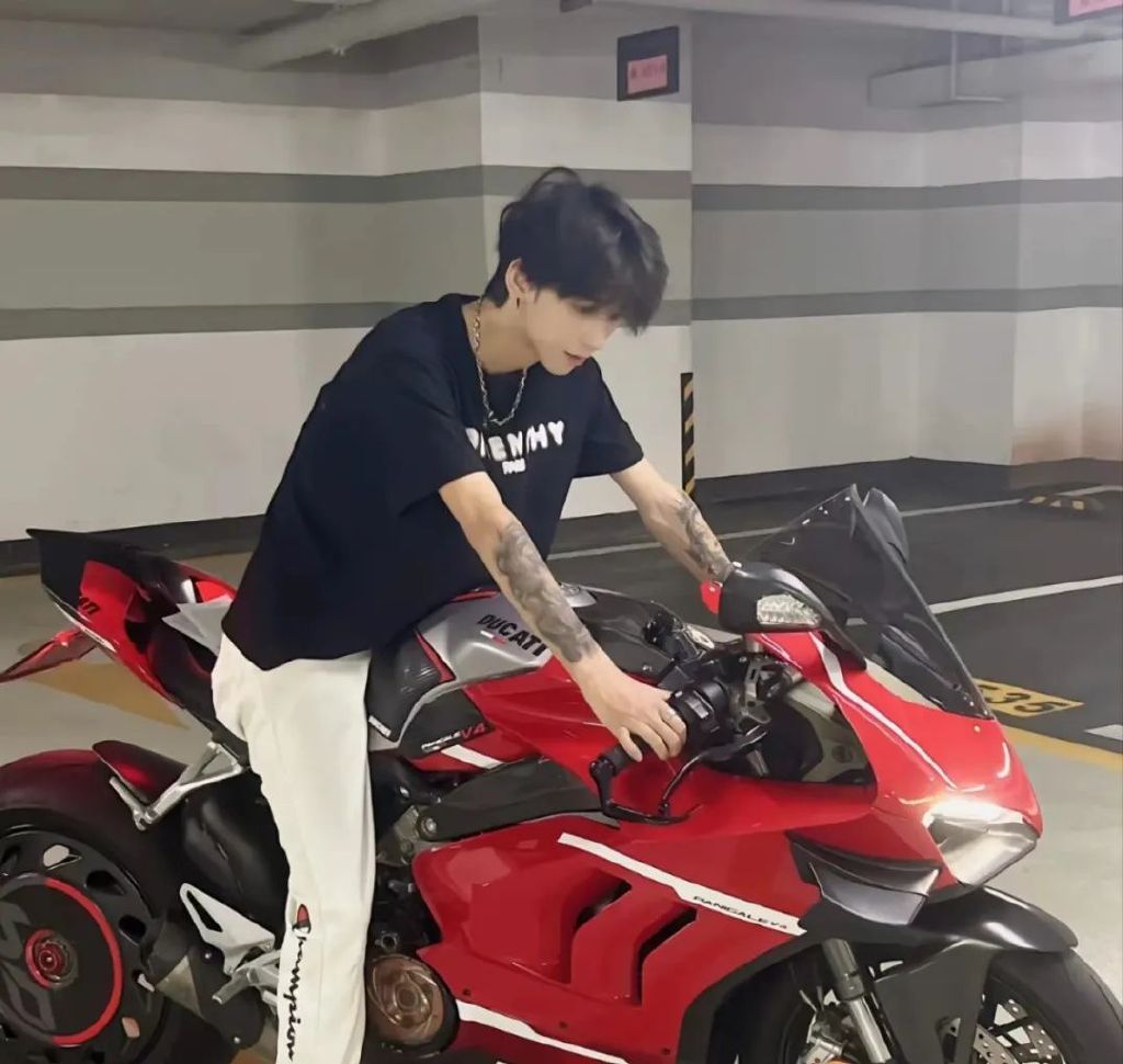 21岁网红去世,摩托轰鸣__财经头条