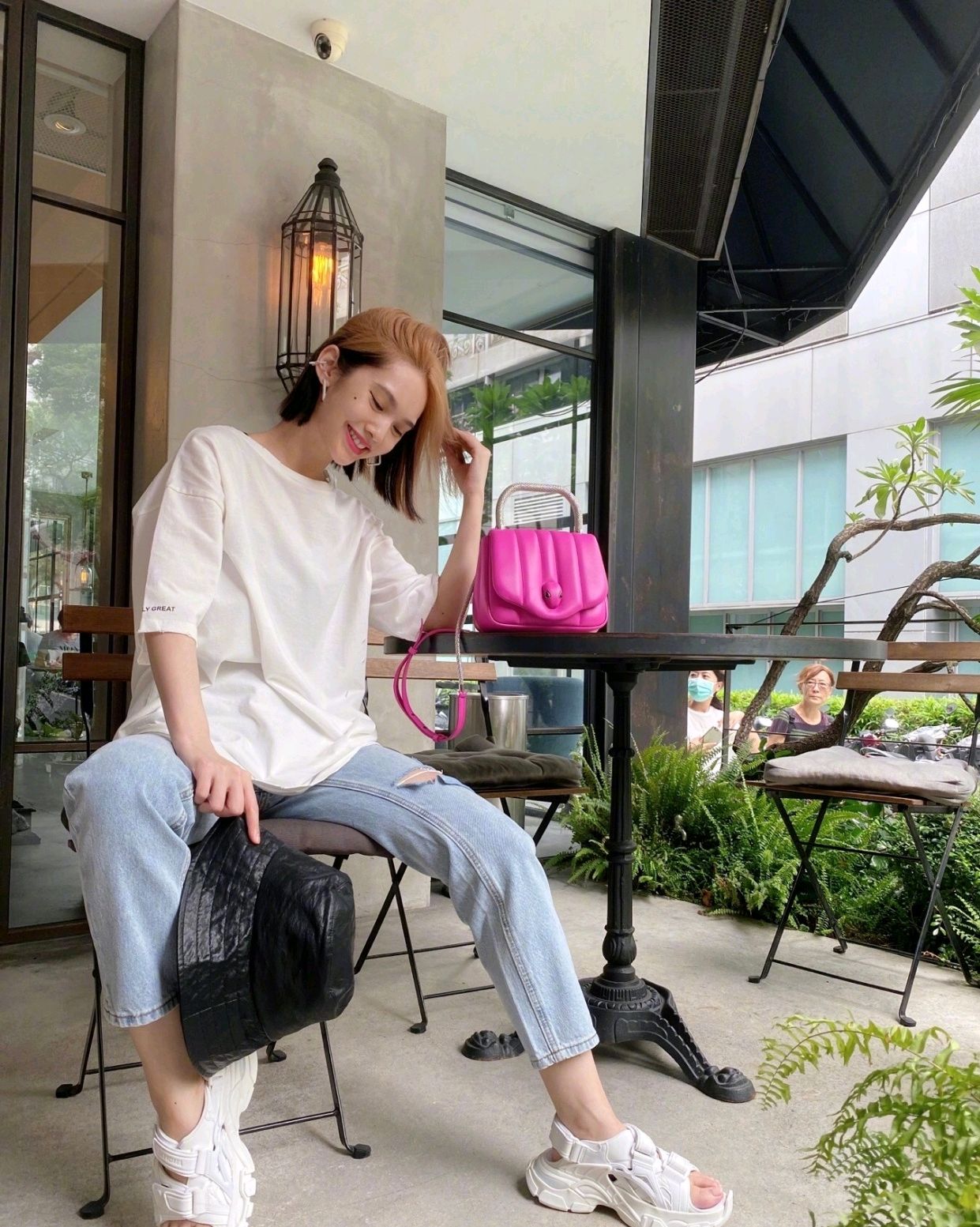 杨丞琳身穿白色t恤搭配蓝色牛仔裤,不算很时尚,但是却有点好看