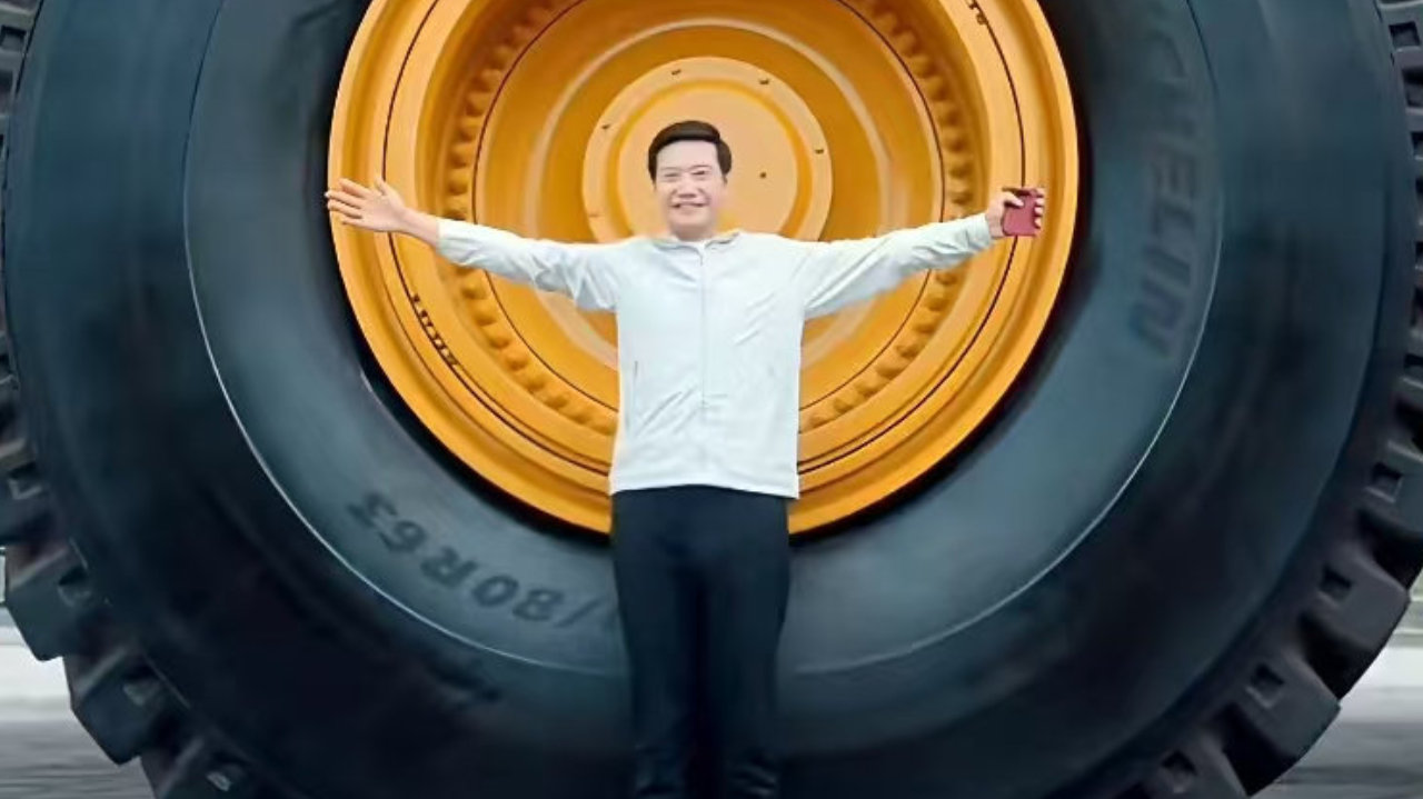 雷军打卡徐工巨型矿山<em>轮胎</em>