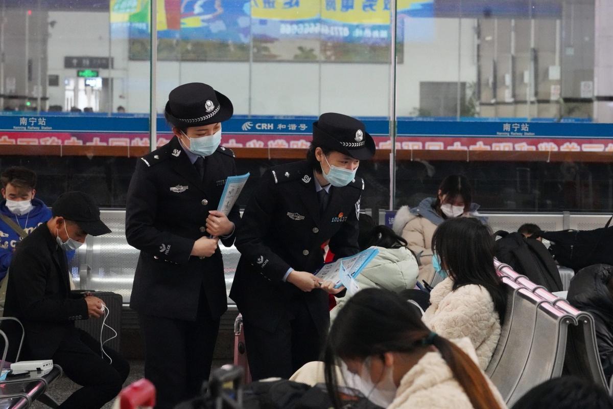 铁路俩“警花”手绘漫画宣传防疫法规休闲区蓝鸢梦想 - Www.slyday.coM