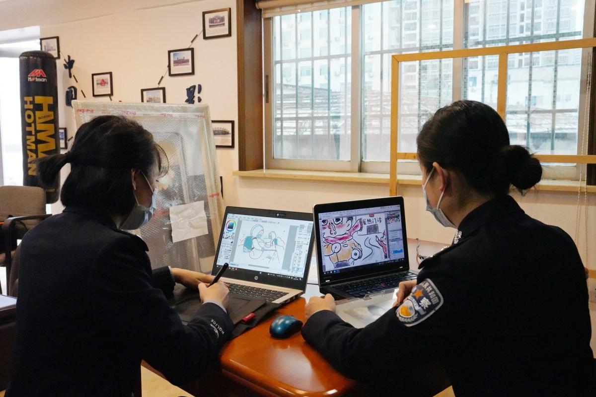 铁路俩“警花”手绘漫画宣传防疫法规休闲区蓝鸢梦想 - Www.slyday.coM