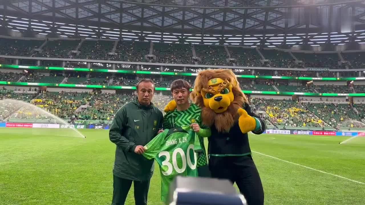里程碑时刻张稀哲赛前领取出战中国顶级联赛300场纪念球衣