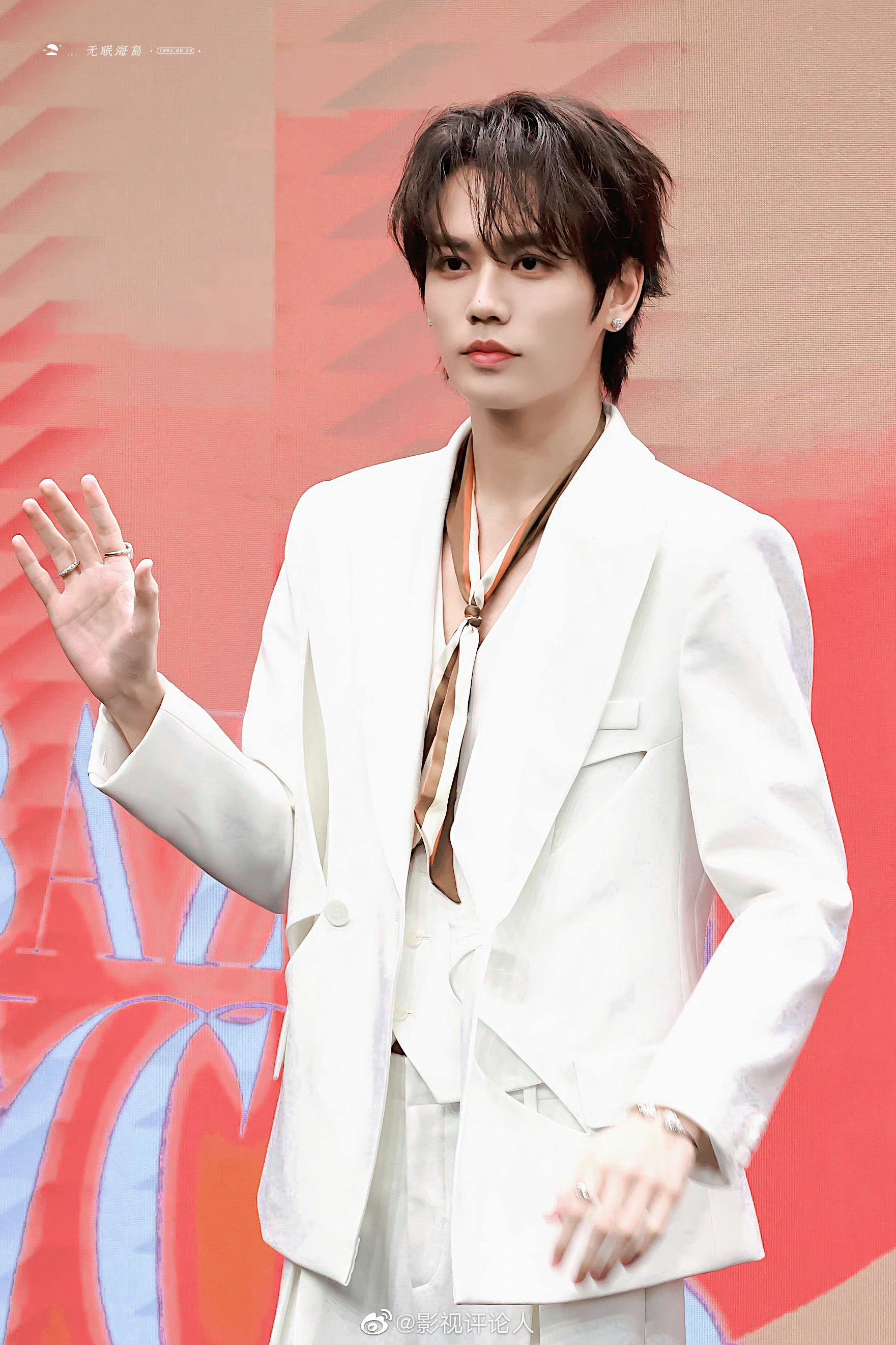 林彦俊今天的白色西装造型真的好贵阿__财经头条