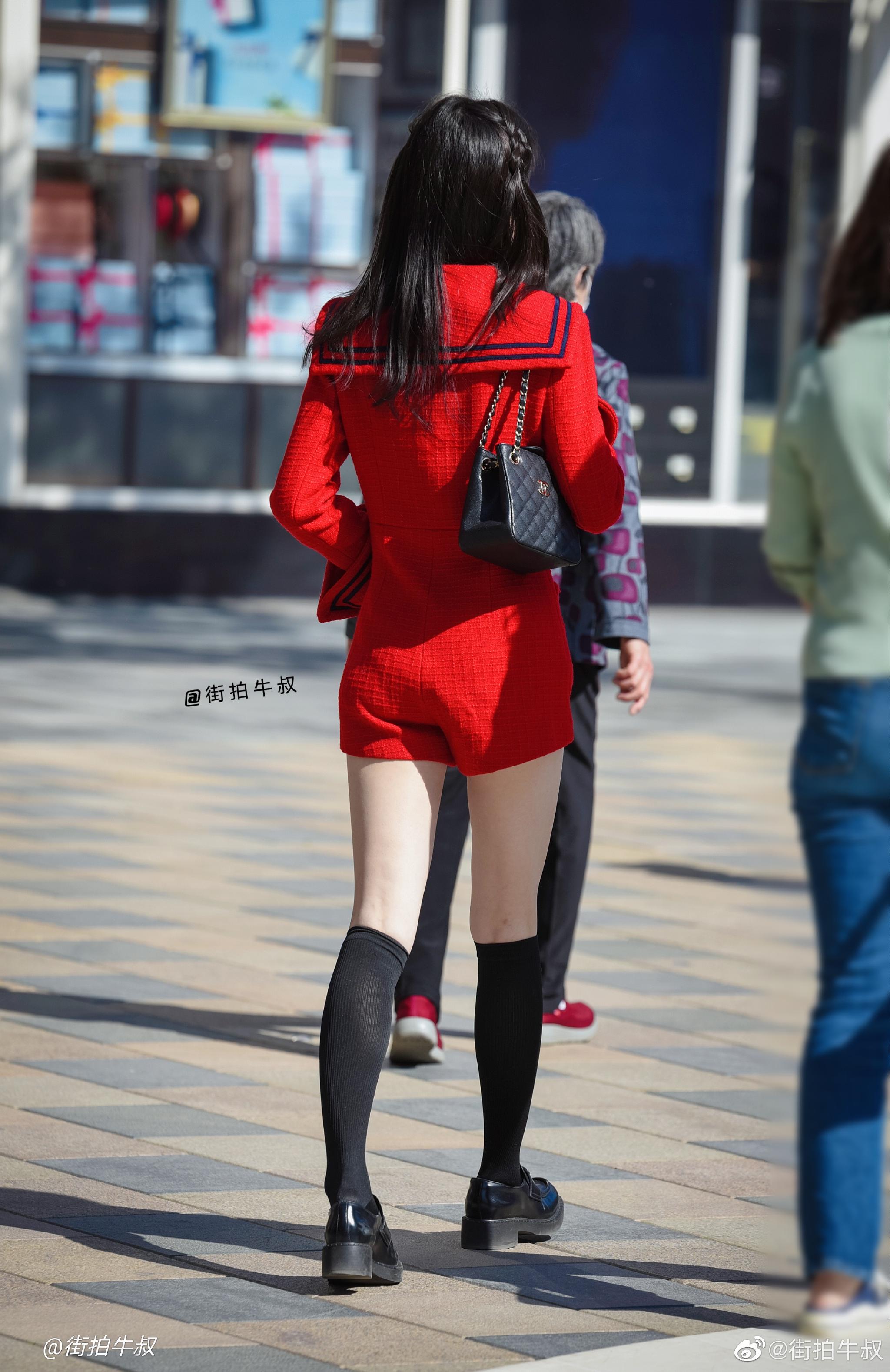 美女穿着靓丽的红色连体裤装出街