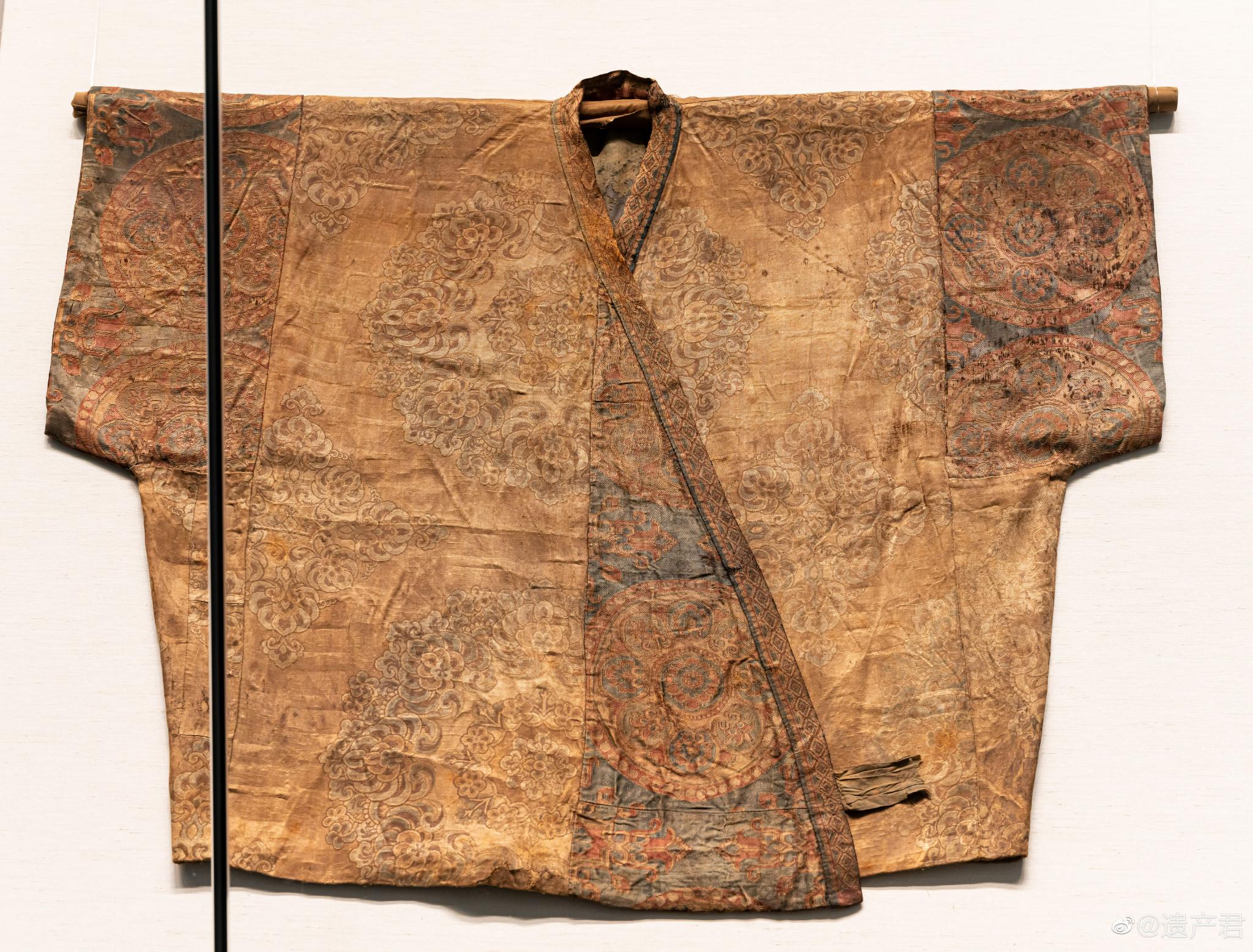 甘肃省博物馆收藏的唐代团花牡丹斜襟褐锦衫