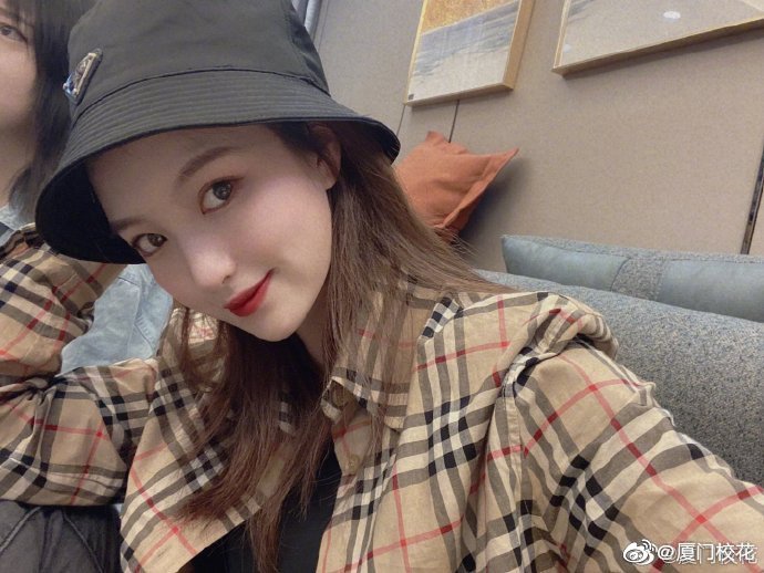 她叫程茜,99年,就读于武汉商学院,身高165cm,很有气质的女生