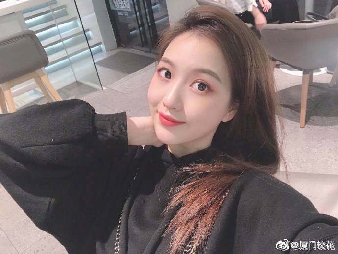 她叫程茜,99年,就读于武汉商学院,身高165cm,很有气质的女生