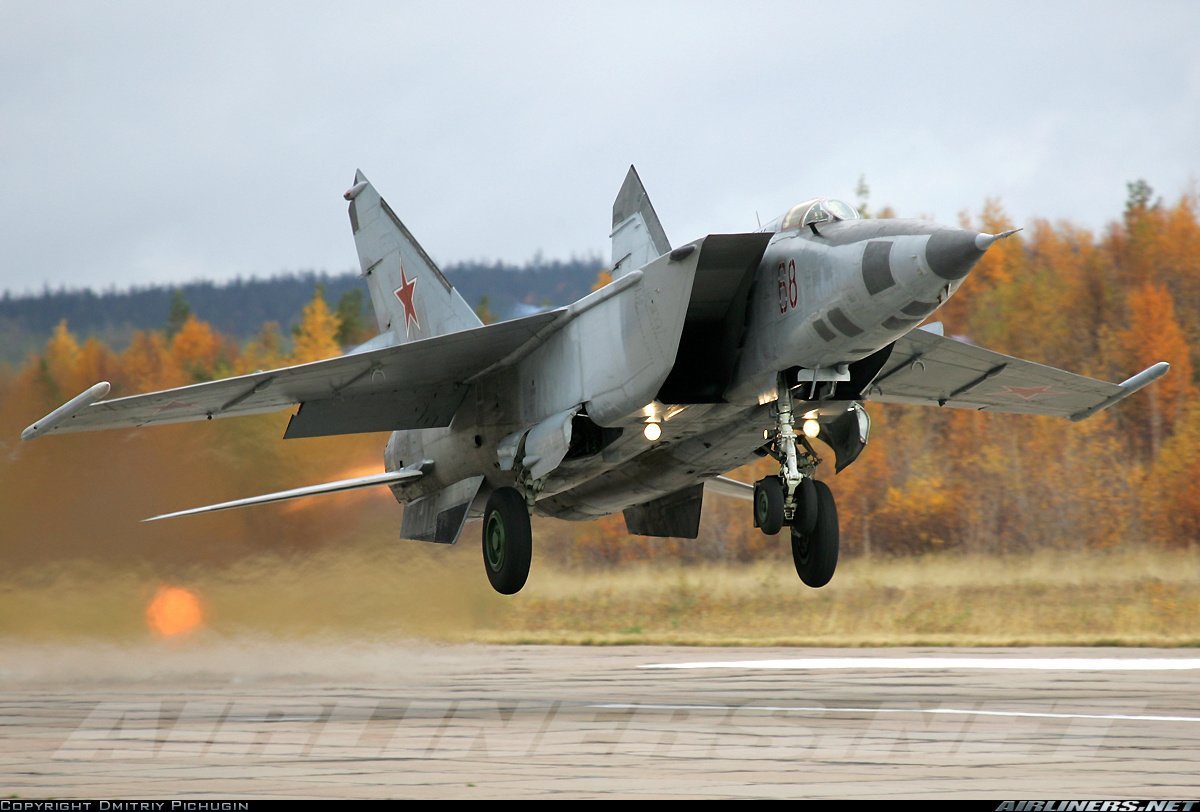 它的机载武器不多,一般是四至六枚空空导弹(r40与