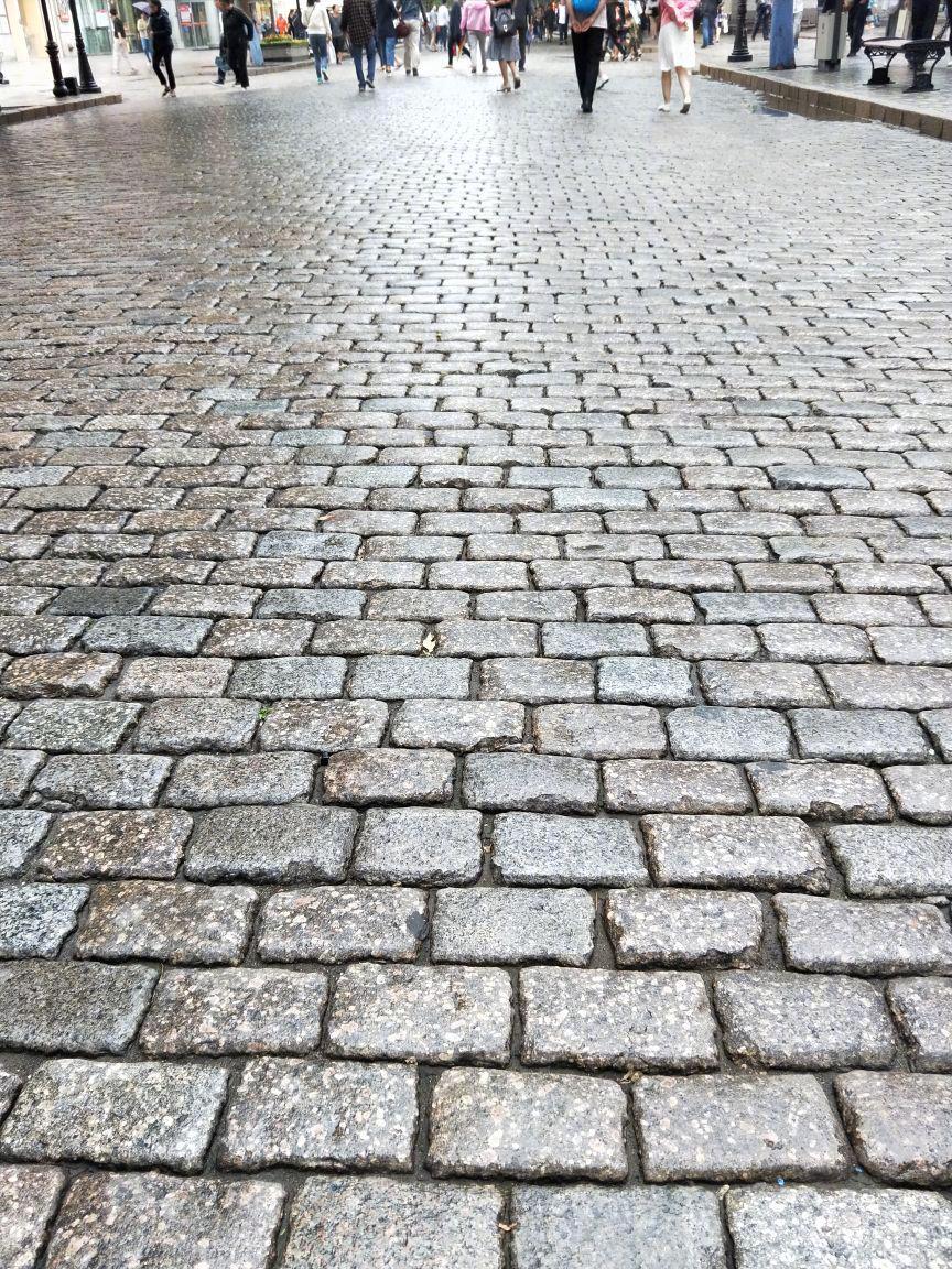 万平方米的中央大街,肯定是不差钱的,即便做不到大面积铺设面包石路面