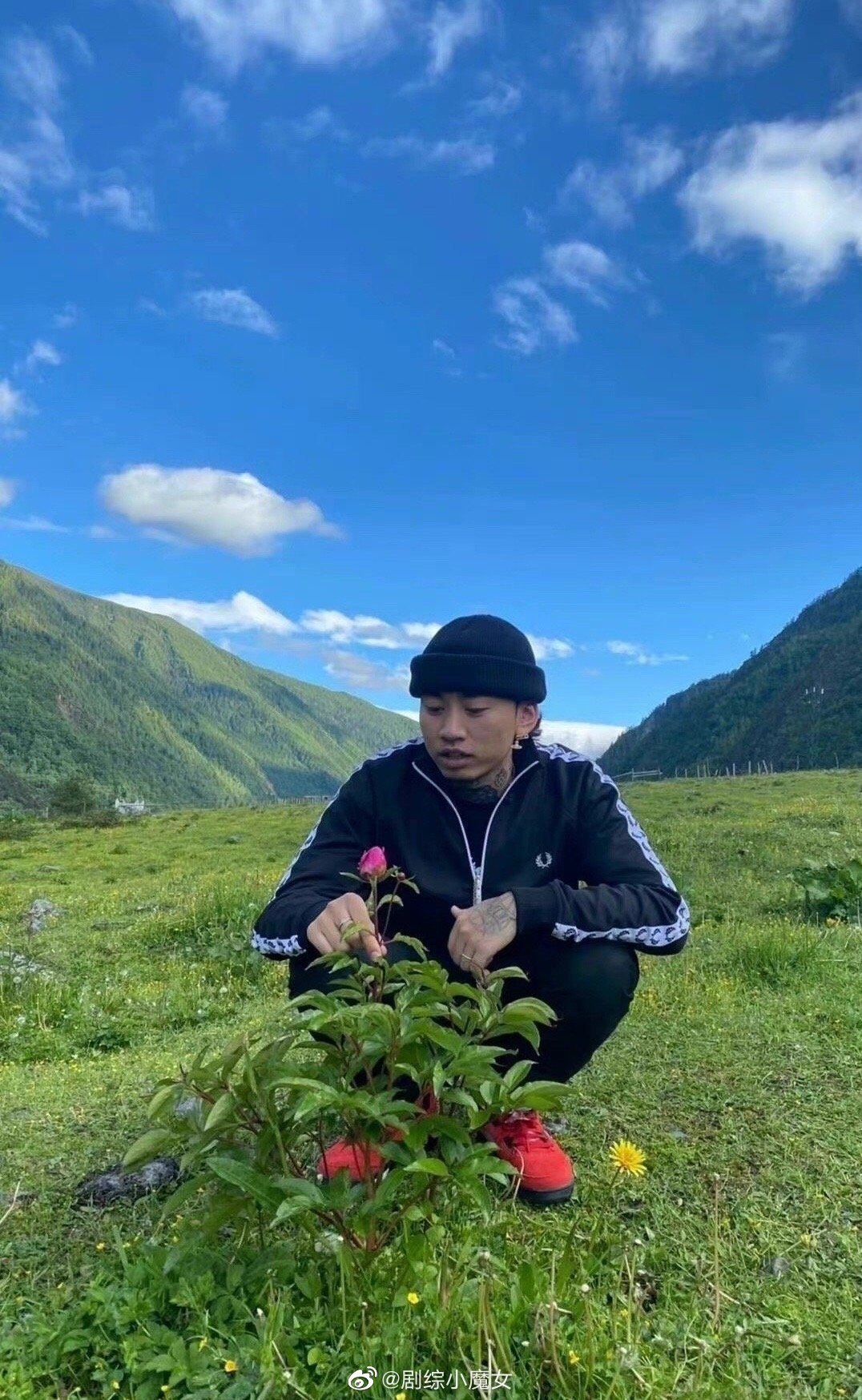 马思唯和易梦玲在同一个地方拍照